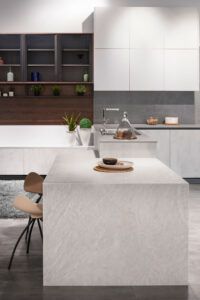 Cocina con isla central y decoración en madera