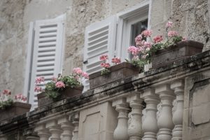 ventanas mallorquinas blancas