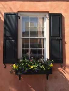 ventana mallorquina madera