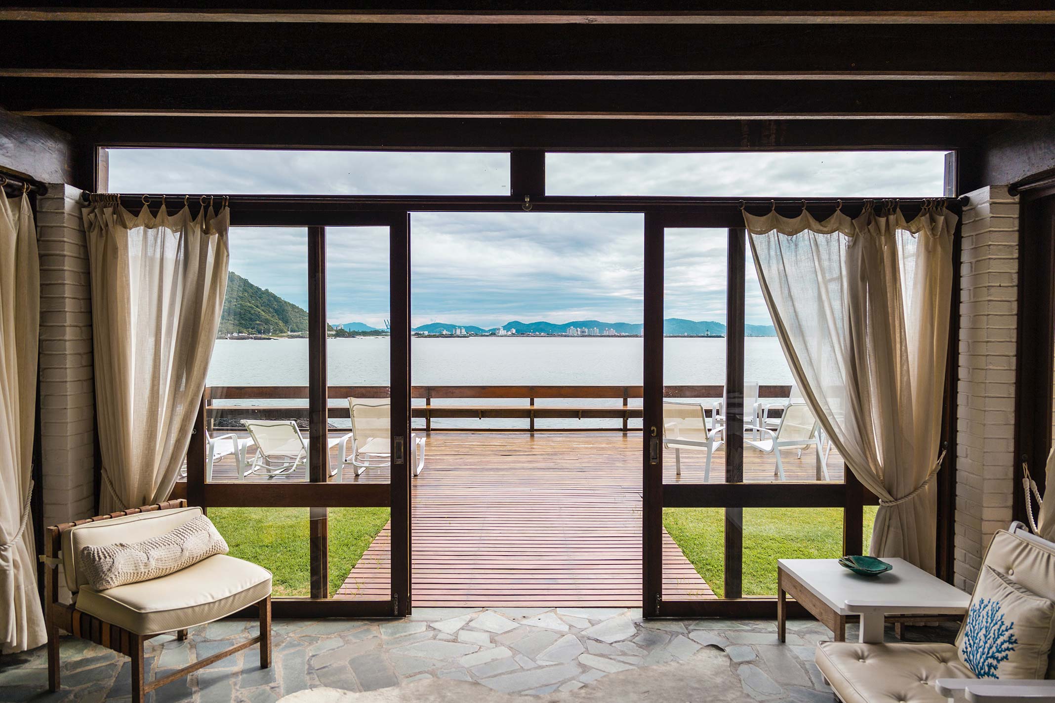ventana-madera-con-mar-1_ Casa con ventanas de madera y vistas al mar