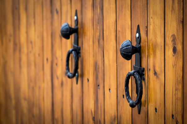 puerta de madera Puerta de madera con herrajes